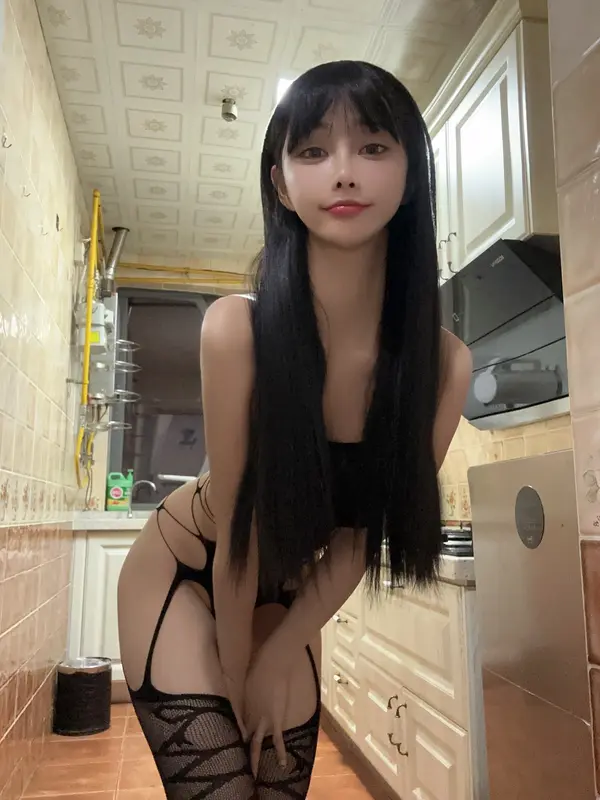 镂空黑色连体衣 - 无欲无求的推土君